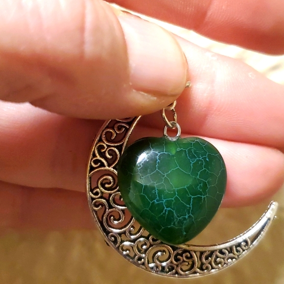 New Carved Heart Shaped Green Dragon Veins Agate Crescent Moon Silver Pendant. - Picture 7 of 7